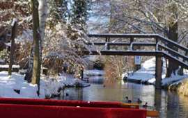 Kahnfahrt im Schnee mit Brücke in Burg