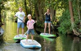 Martin Fix mit Frau und Kind auf den Boards beim Stand up Paddling im Spreewald