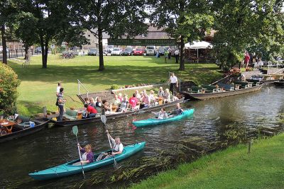 Blick auf das Bootshaus am Leineweber