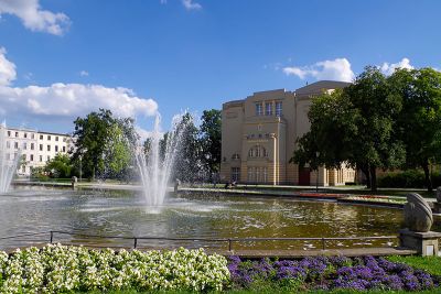hinter dem Staatstheater in Cottbus der Schillerpark