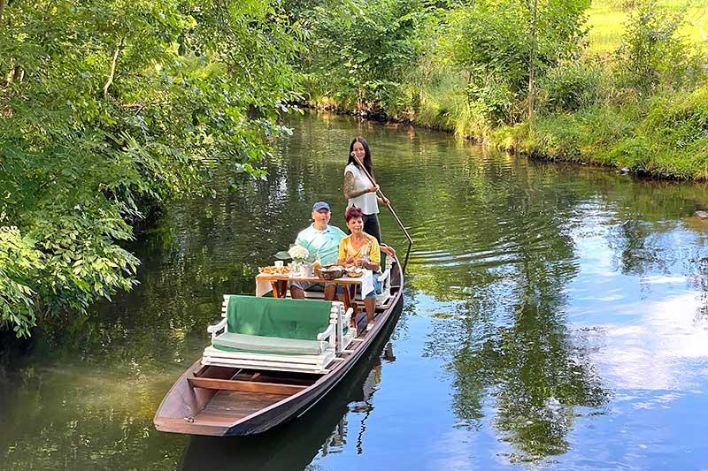 Frühstückskahnfahrt im kleinen Holzkahn in Burg Spreewald