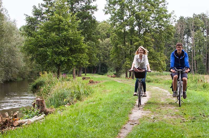 Radfahrer auf dem Damm