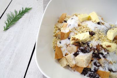 Zutaten, außer Milch, in eine Schüssel geben