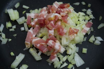 Zwiebel und Speck anbraten Zwiebel und Speck anbraten