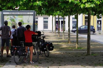 Radfahrer an einer Infotafel auf dem Marktplatz in Lübben