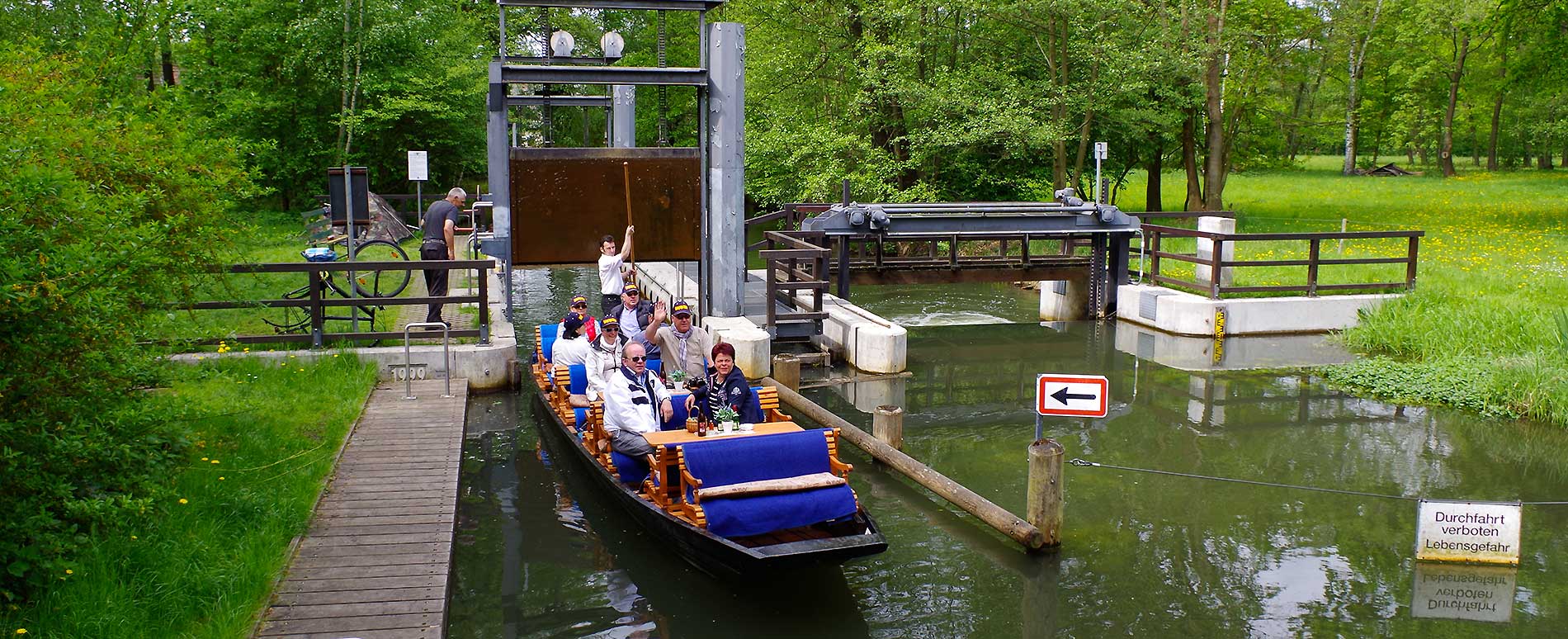 Kahnfahrten in Burg Kauper: Passieren der Schleuse