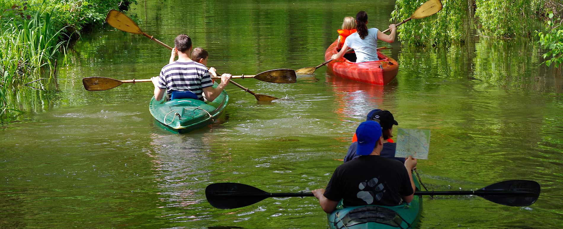 Spreewald Info: Paddler in Burg Kauper mit Wasserwanderkarte