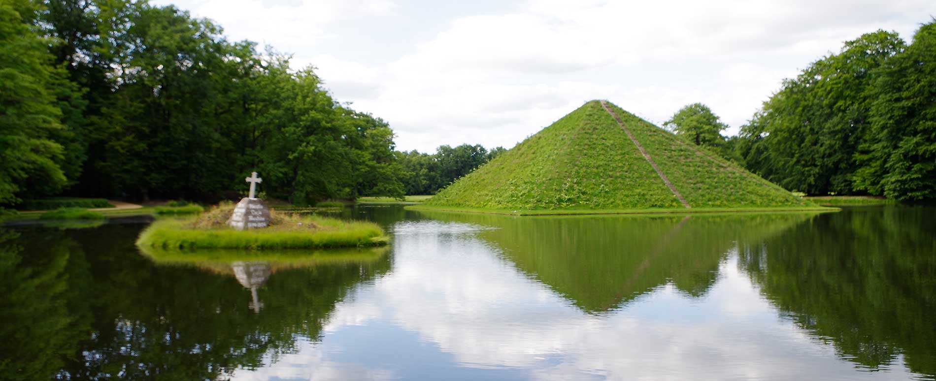 Branitzer Park: Wasserpyramide spiegelt sich im Wasser