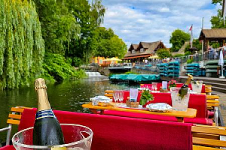 Weingenuss auf dem Kahn in Burg (Spreewald)