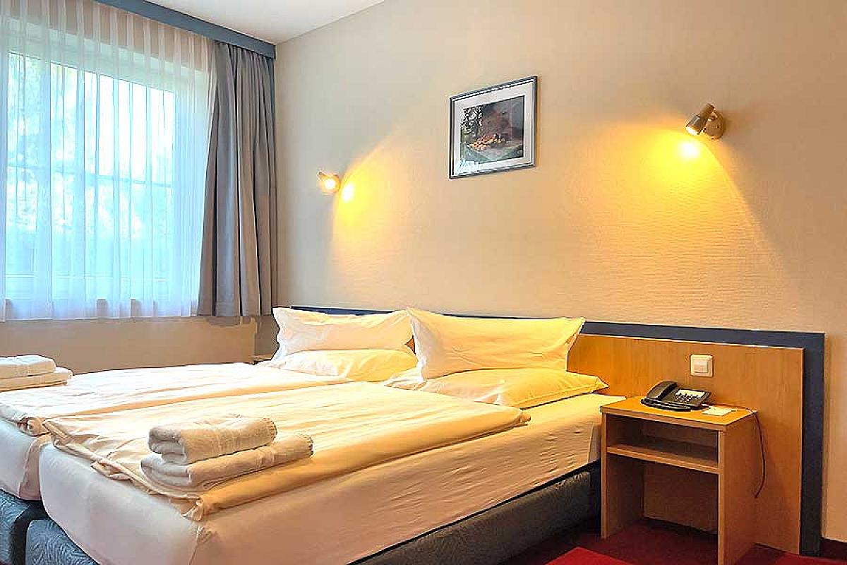doppelzimmer-rollstuhlgerecht-barrierefrei-doppelbett_sia_20240710_3