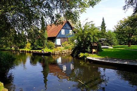 Foto: Spreewald-Info.de - Spreewaldhaus am Wasser in Lehde
