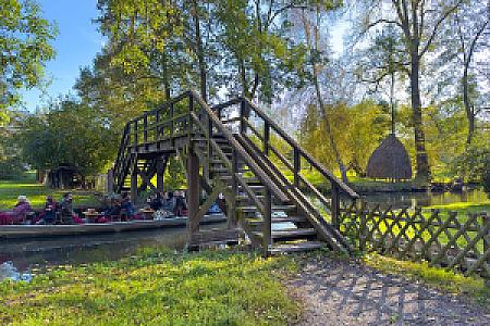 Foto: Spreewald-Info.de - Holzbrücke und Heuschober in Lehde