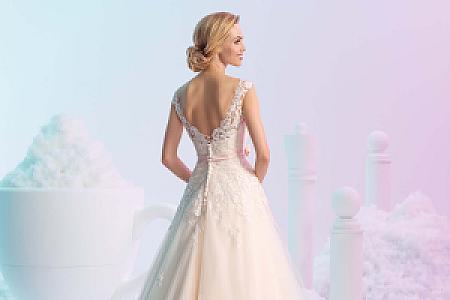 Schleier, Schuhe und Schmuck passend zum Kleid