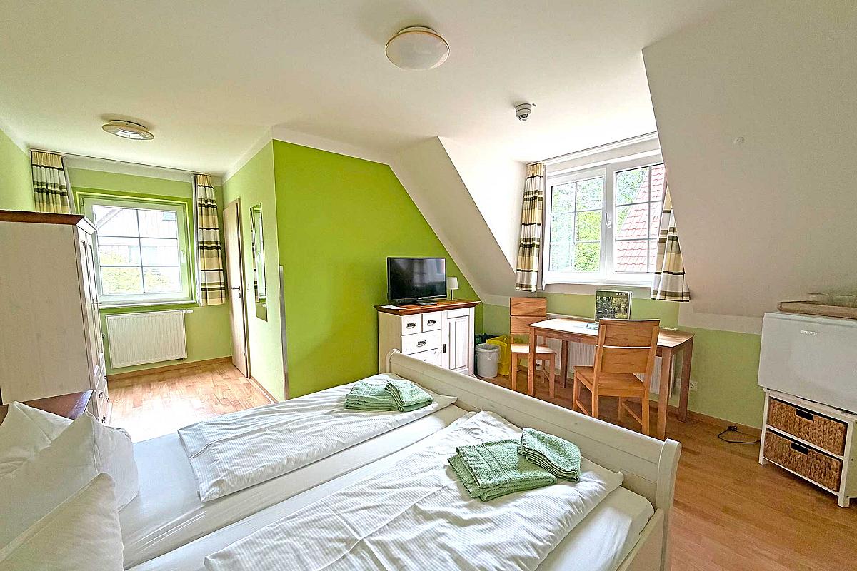 wib Spreewälder Feriendomizil - dopplezimmer-wohnraum-doppelbett