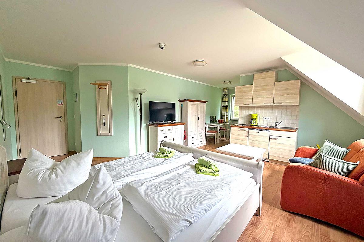 wib Spreewälder Feriendomizil - appartement-wohnbereich-doppelbett-kueche