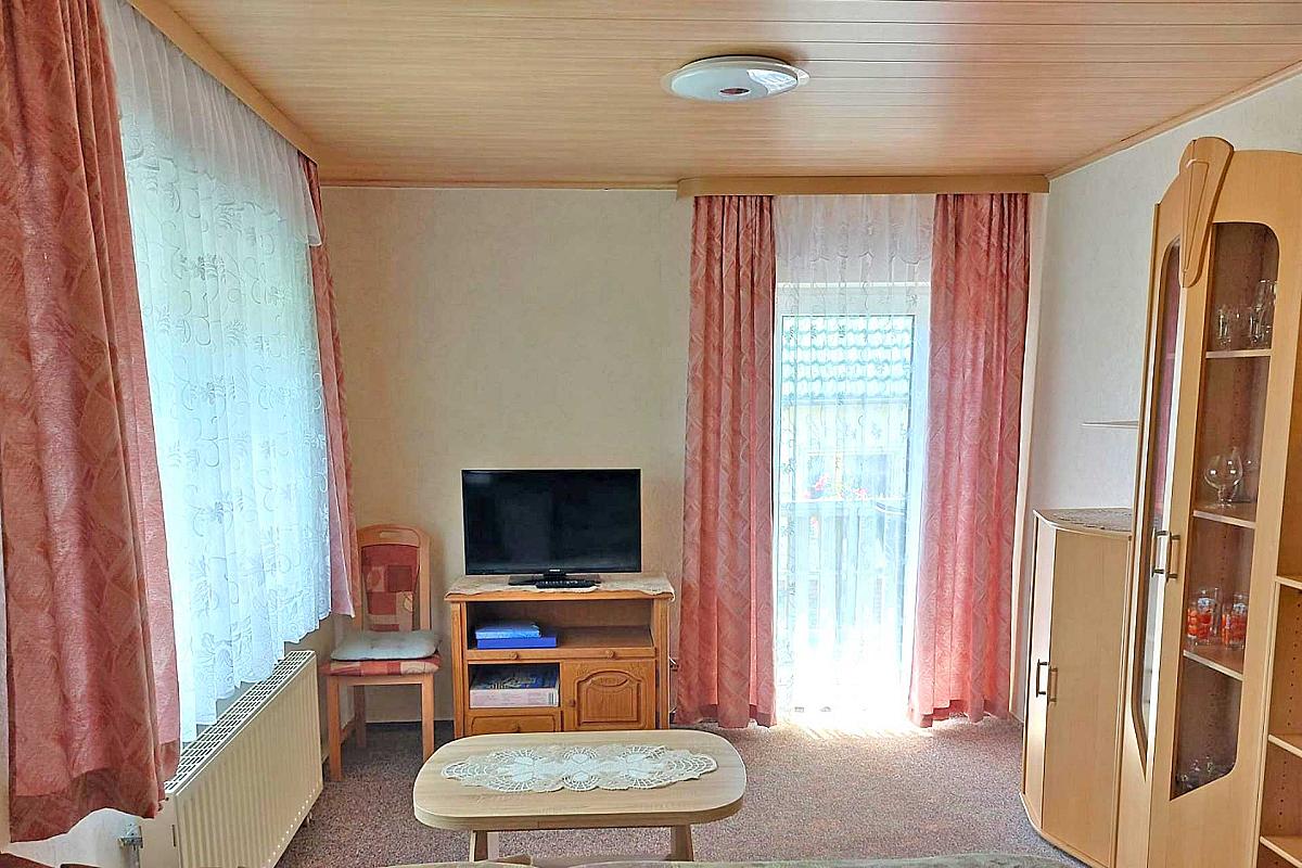 Ferienwohnung Gisela Hennig - wohnzimmer-balkon-ferienwohnung-hennig
