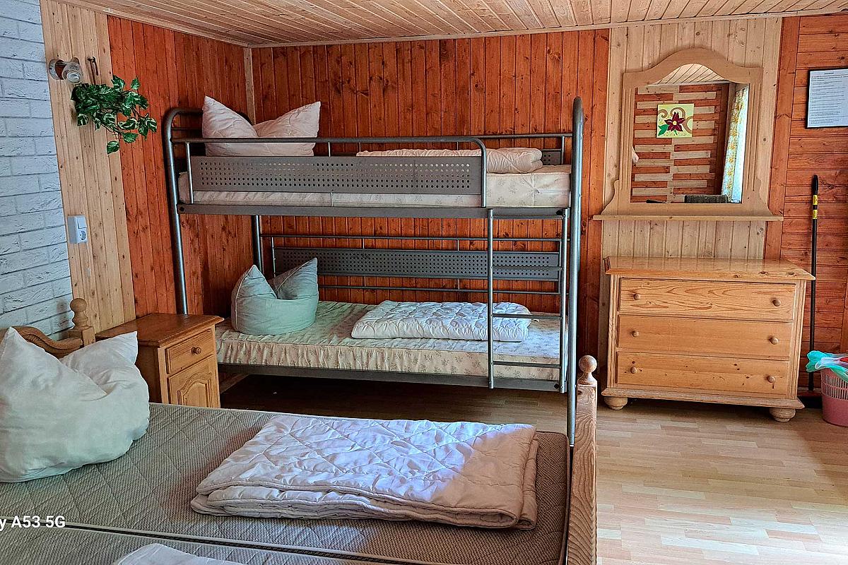 Ferienzentrum Briesensee - zimmer-doppelbett-hochbett-ferienzentrum-briesensee