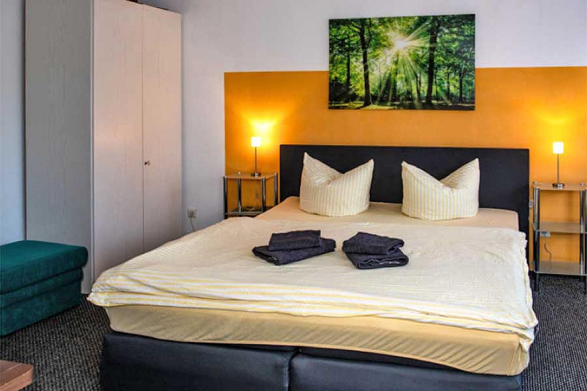 Pension Scherz – doppelbett-wandbild-wald-sonnenaufgang
