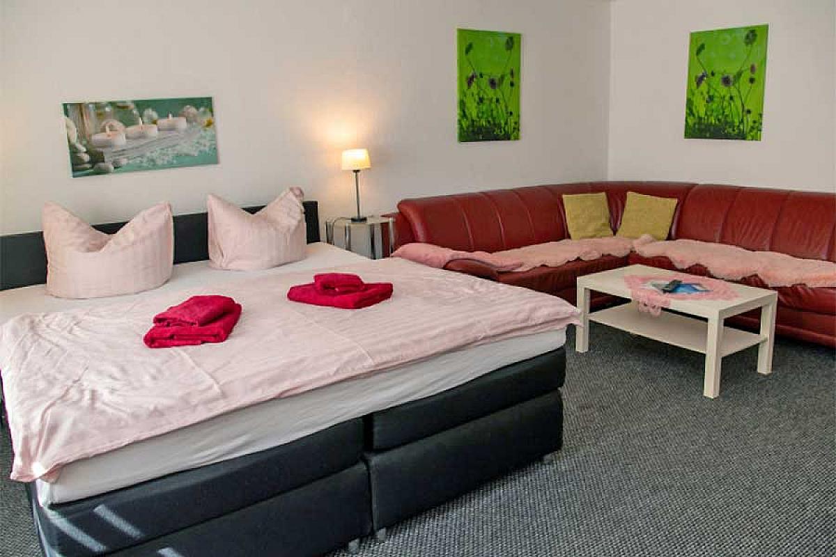 Pension Scherz - Doppelbett mit Wandbild Schwäne