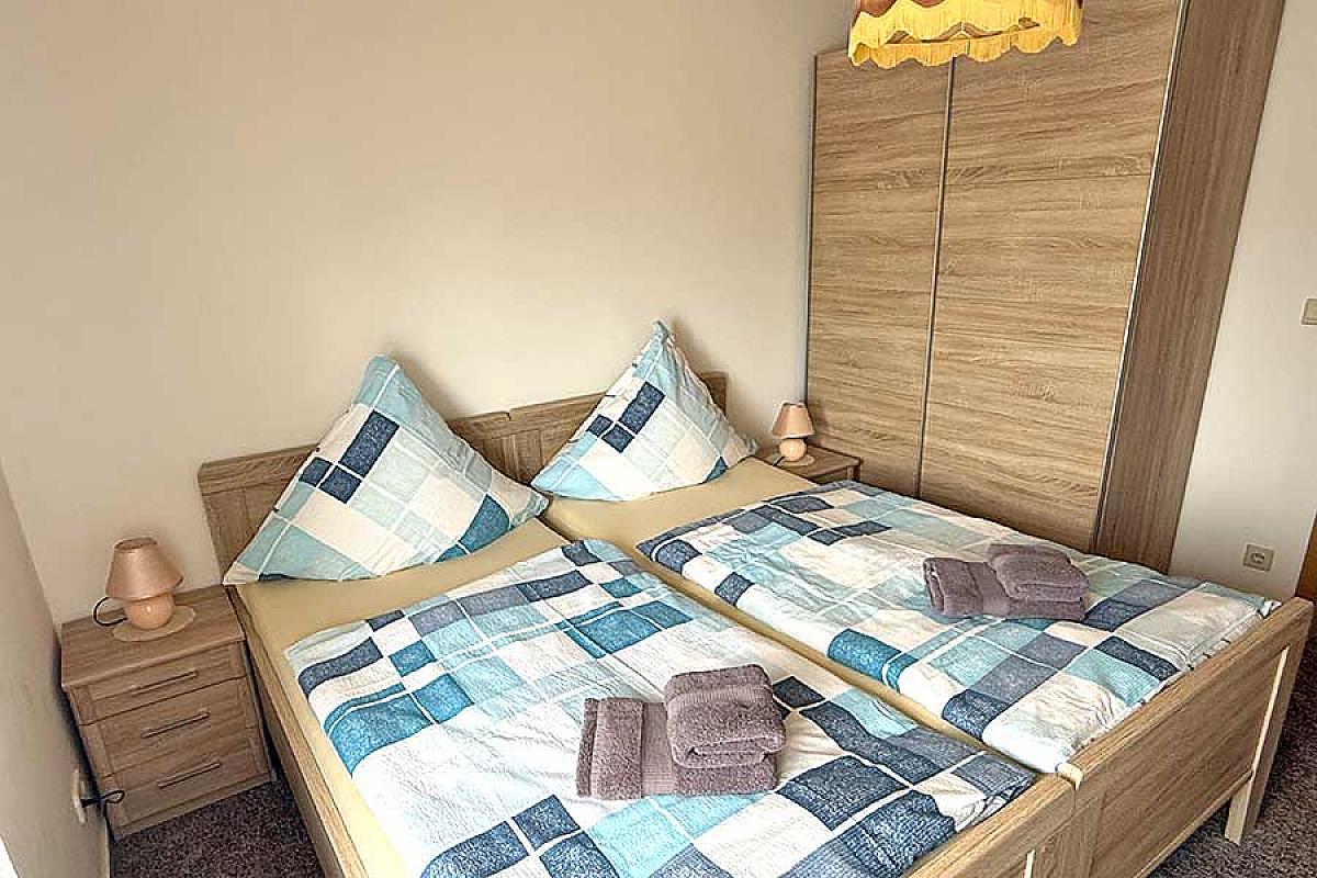 Ferienwohnung Gisela Hennig – schlafzimmer-doppelbett-ferienwohnung-hennig