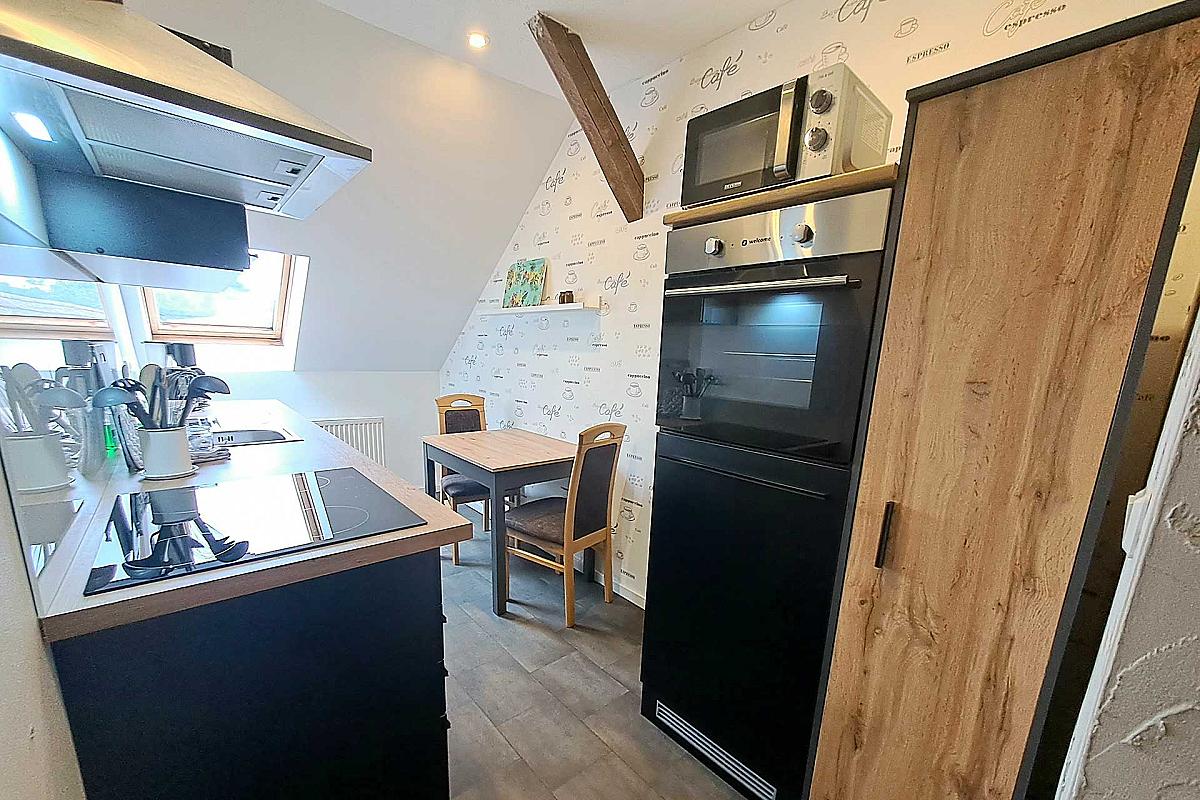 Ferienwohnung Spreezauber – fewo-spreezauber-luebben-kueche-essbereich-kuehlschrank