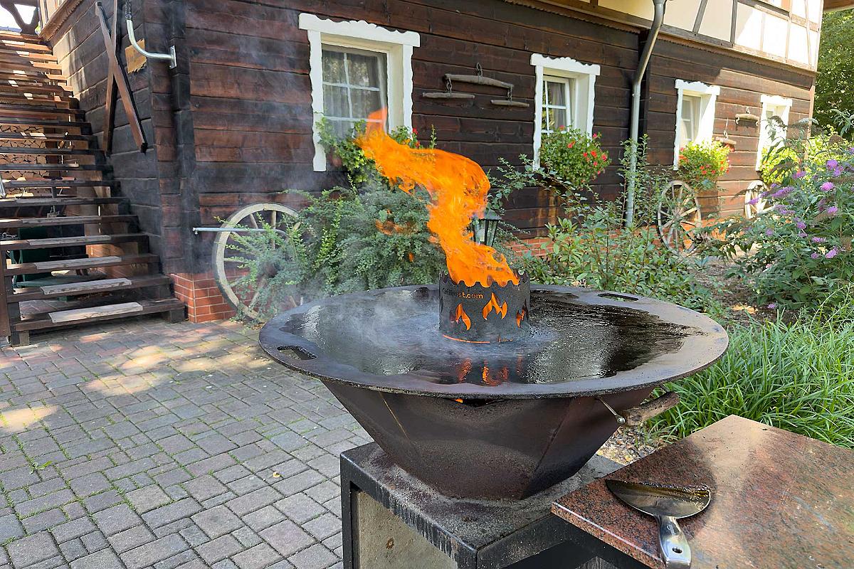 Foto: Spreewald-Info.de - Grillfeuer an der Grillplatte