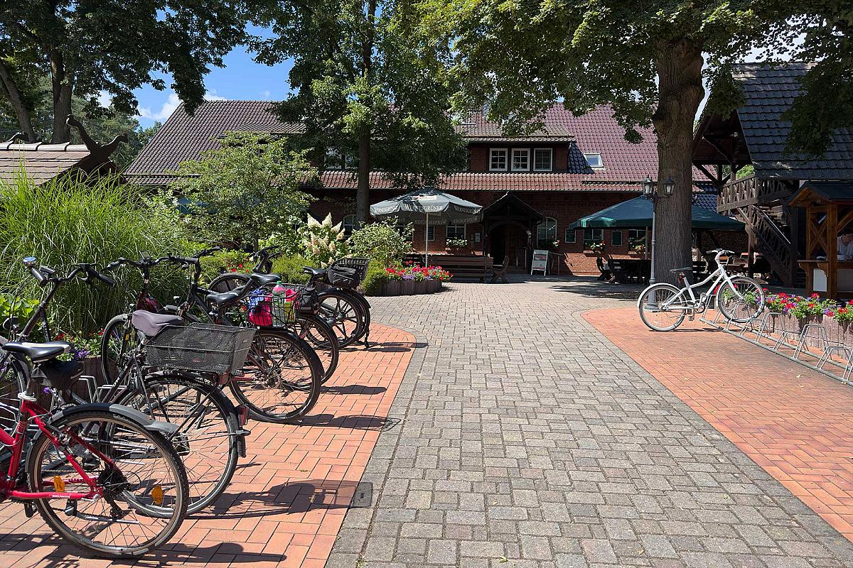 Gasthaus Lehnigksberg - Fahrräder am Gasthaus.