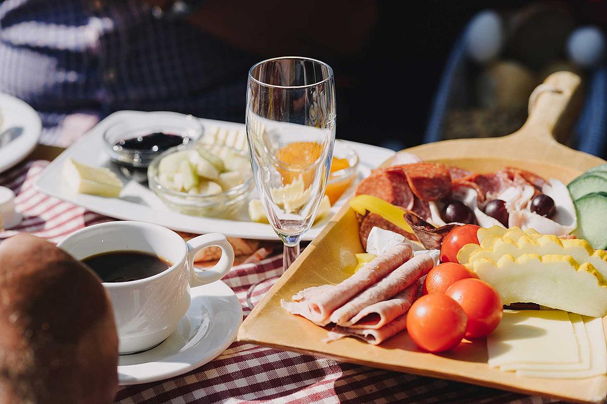 Gasthaus Lehnigksberg - Buffet auf dem Kahn für die Frühstückskahnfahrt