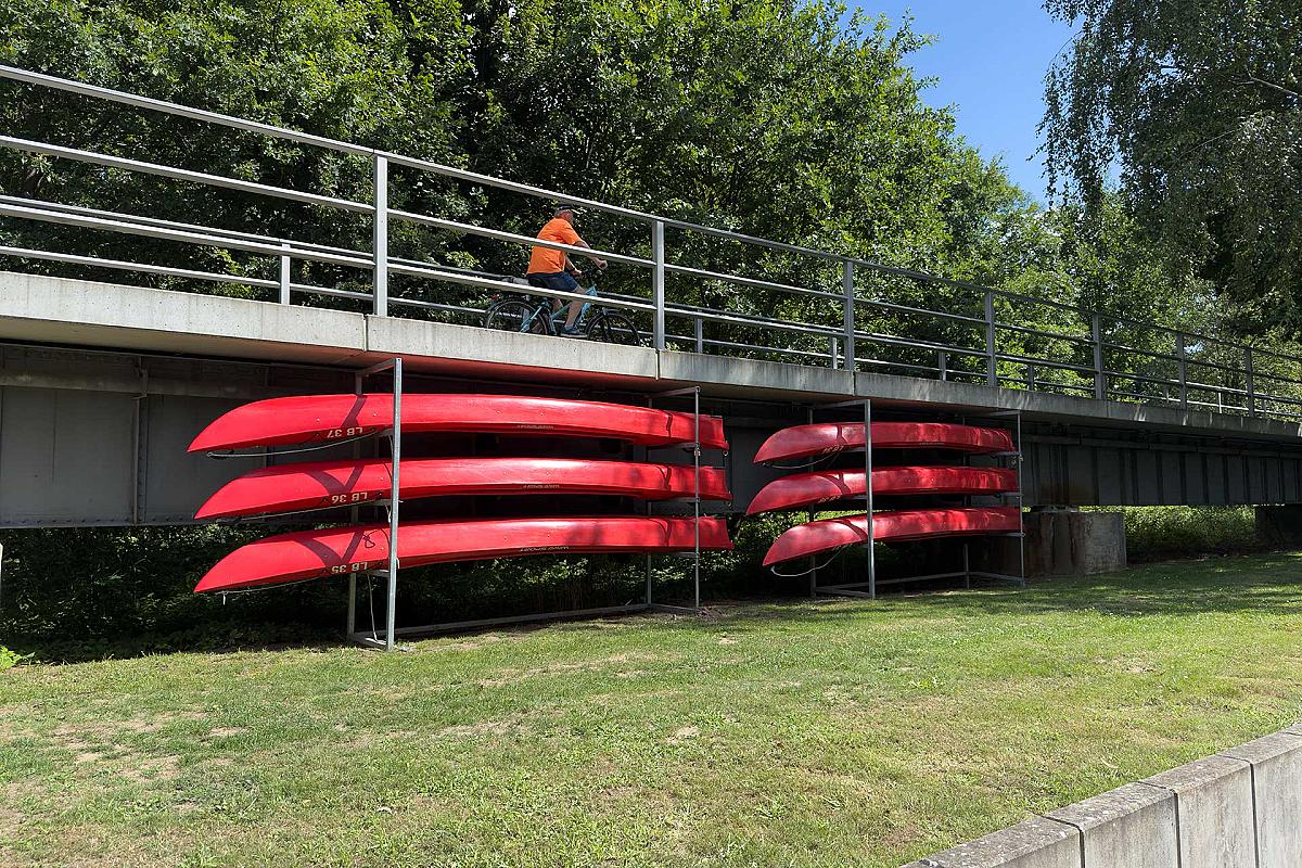 Gasthaus Lehnigksberg - rote Boote liegen im Booteständer unter der Brücke