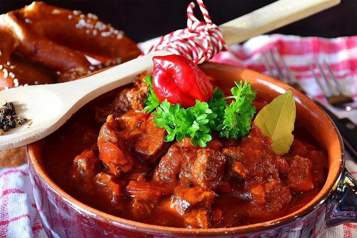 Kahngenuss Spreewaldkahnfahrten - Kesselgulasch mit Paprika