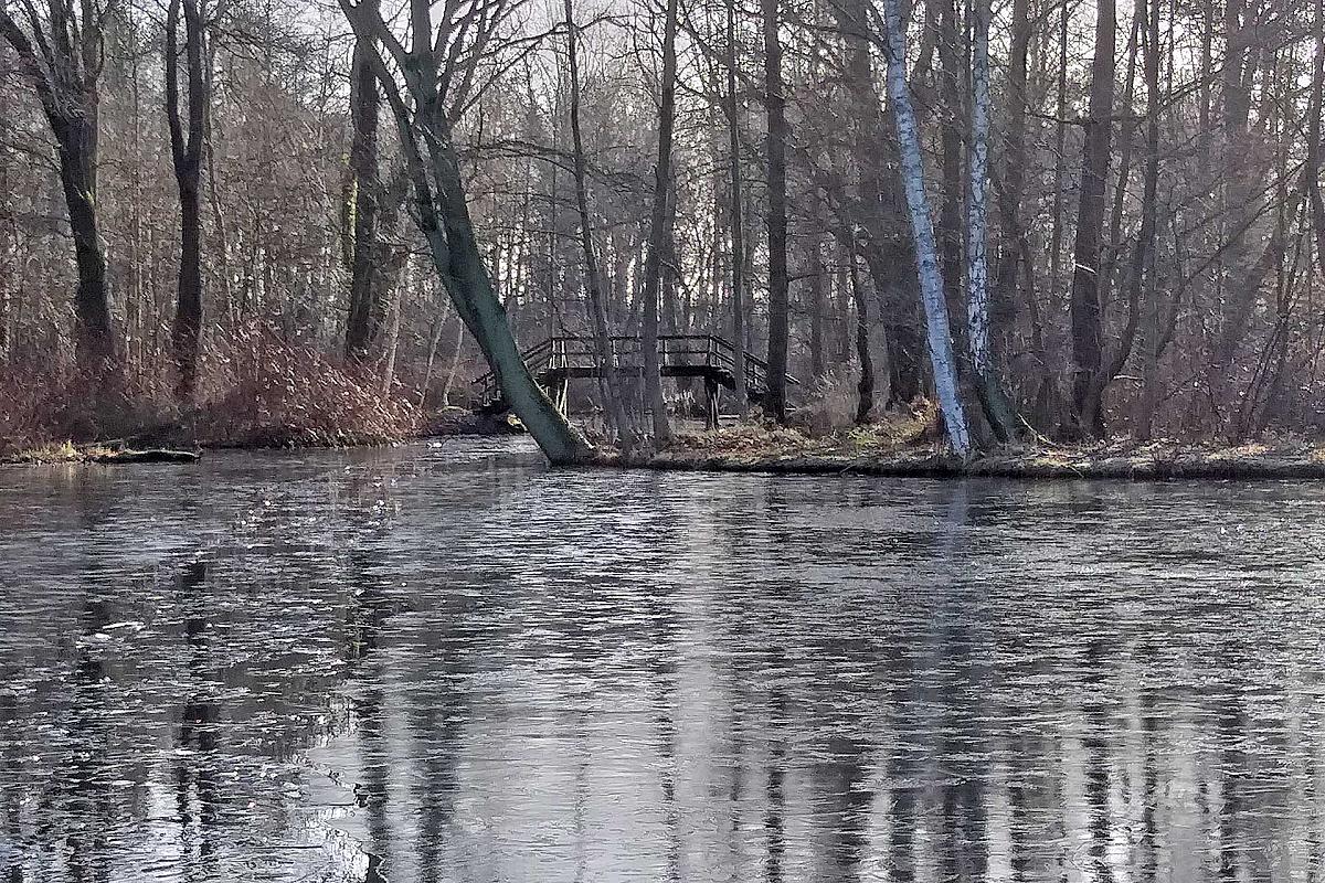 Kahngenuss Spreewaldkahnfahrten - gefrorene Fließe im Spreewald