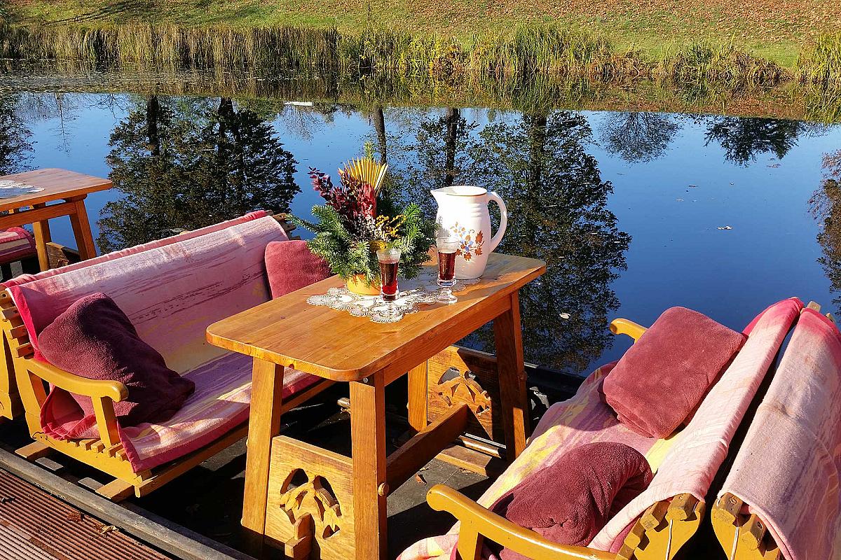 Kahngenuss Spreewaldkahnfahrten - Glühwein auf dem Tisch im Kahn