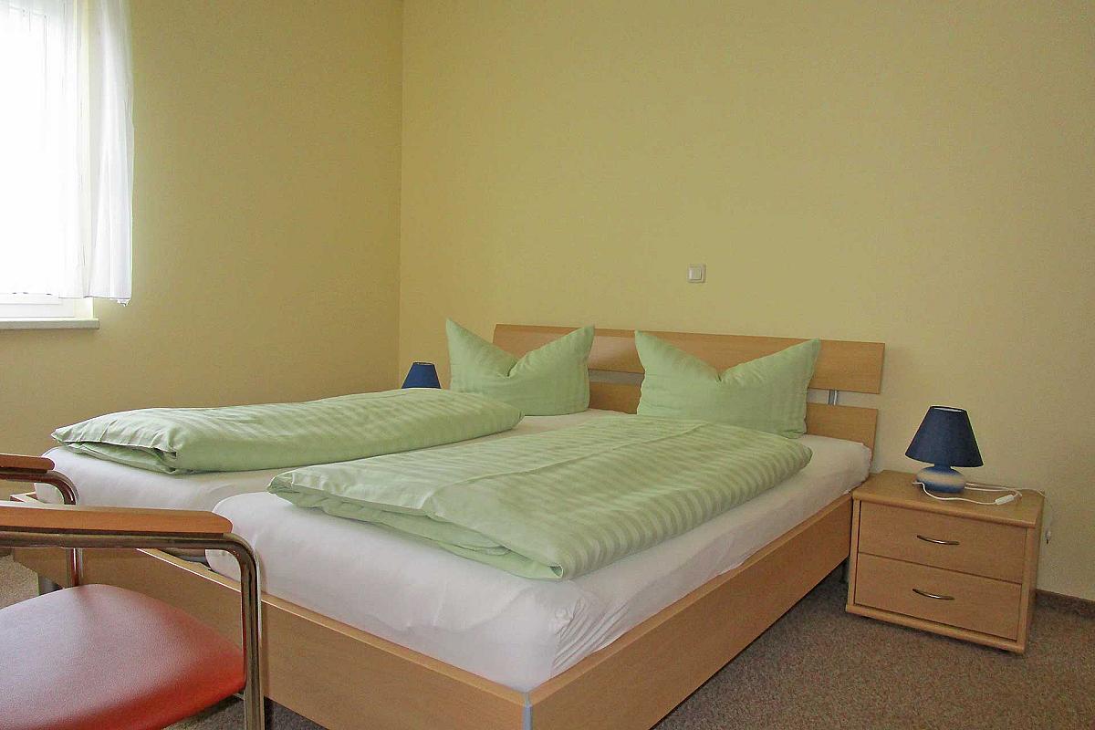 Ferienhof Landidyll – ferienhof-landidyll-schlafzimmer-ferienhaus